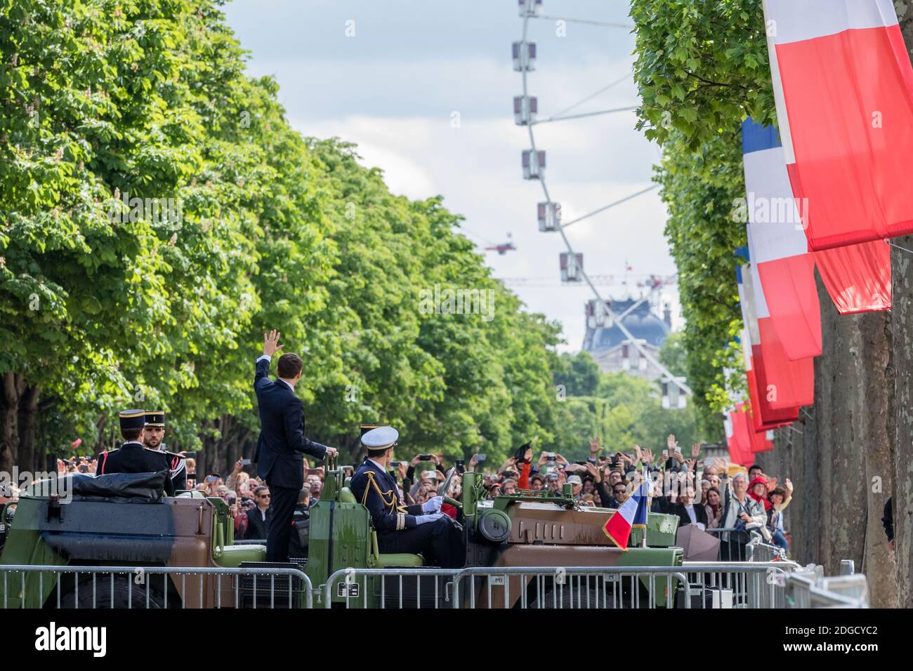 Nach der Übergabe im Elysee-Palast geht Emmanuel Macron, der neue französische Präsident der Republik, die Avenue des Champs Elysees hinauf, um am 14. Mai 2017 in Paris die Flamme des Grabes des unbekannten Soldaten unter dem Arc de Triomphe wiederzubeleben. Foto von Aurelien Morissard /Pool/ABACAPRESS.COM Stockfoto
