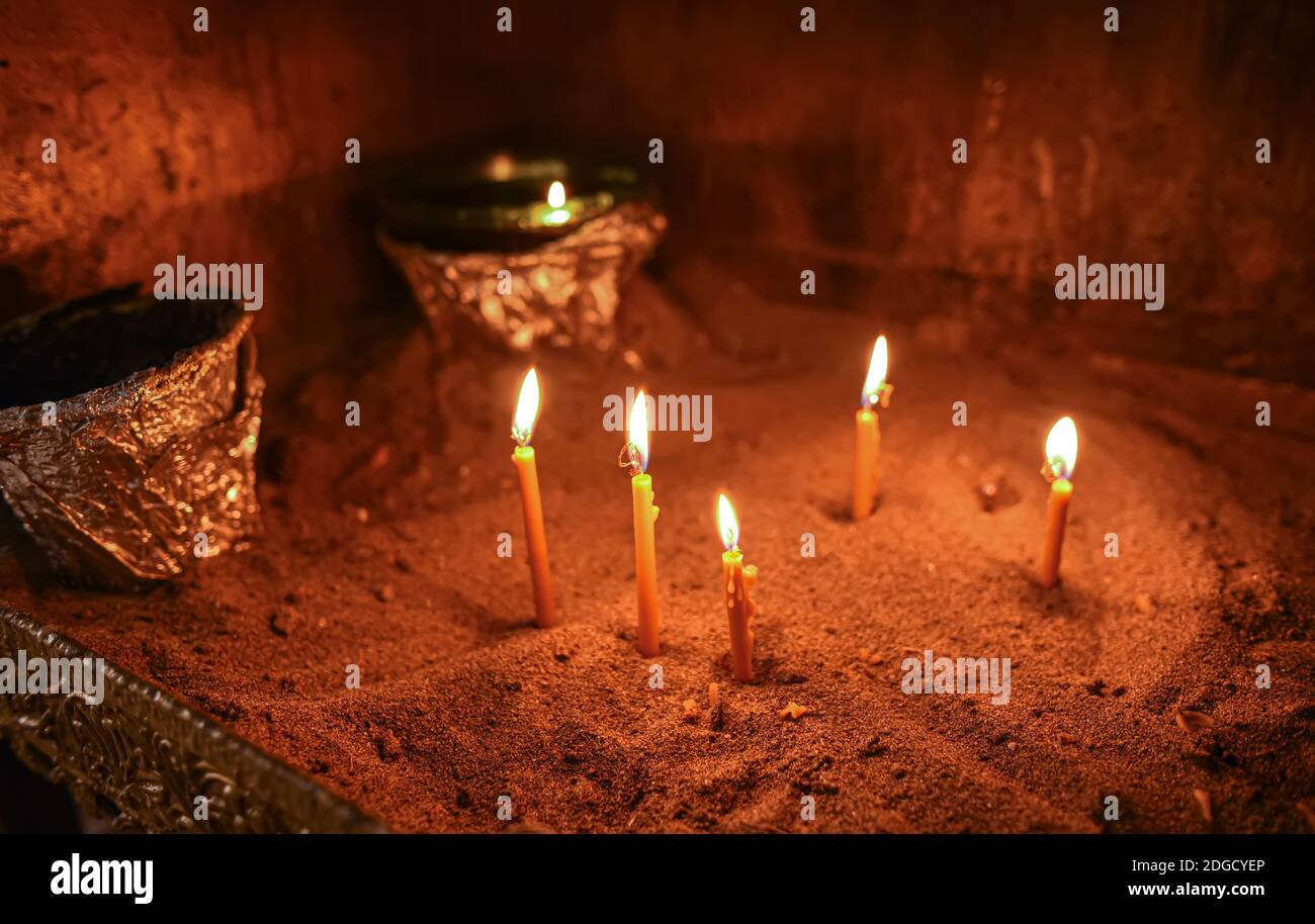 Brennende Wachskerzen in einer orthodoxen Kirche Stockfoto