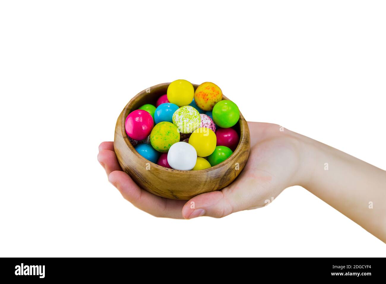 Helles rundes Gummi liegt in einer dunklen Holzschale auf Die Handfläche auf einem weißen Hintergrund Nahaufnahme Stockfoto