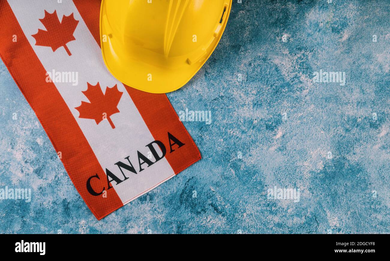 Kanadische rote und weiße Flagge vor dunklem rustikalem Hintergrund für Canada Day Feier und nationale Feiertage Stockfoto