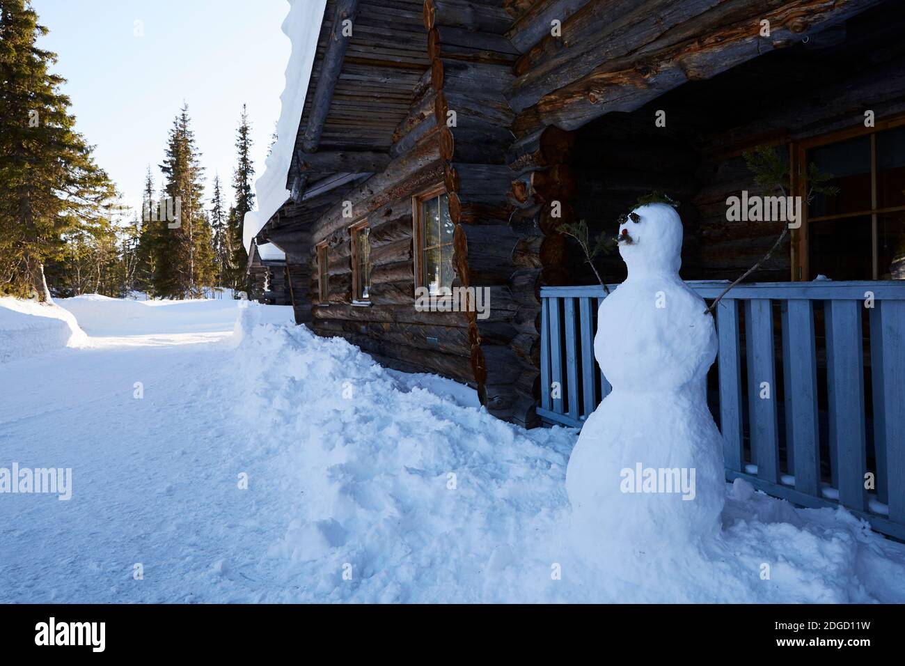 Schneemann mit Schnurrbart vor der Blockhütte in Lappland, Polarkreis, Finnland Stockfoto