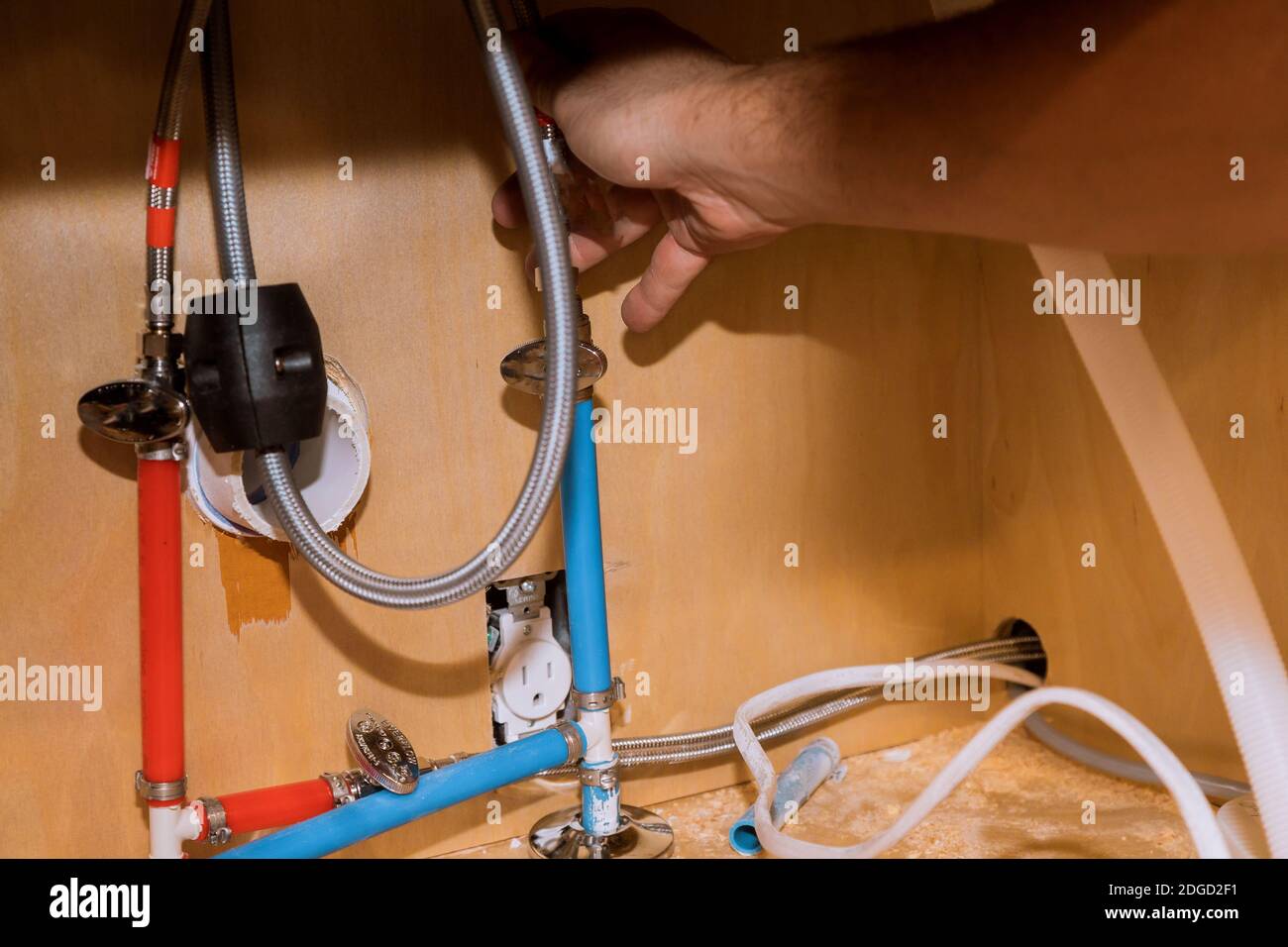 Reparatur in Klempner Installation montieren neuen Mischer Wasserhahn Hände  Arbeiter aus nächster Nähe Stockfotografie - Alamy