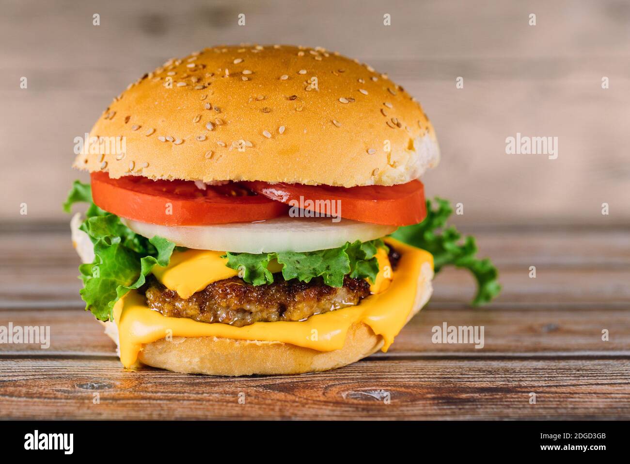 Hamburger Sandwich mit geschmolzenem Käse, Tomaten, Fleisch. Stockfoto