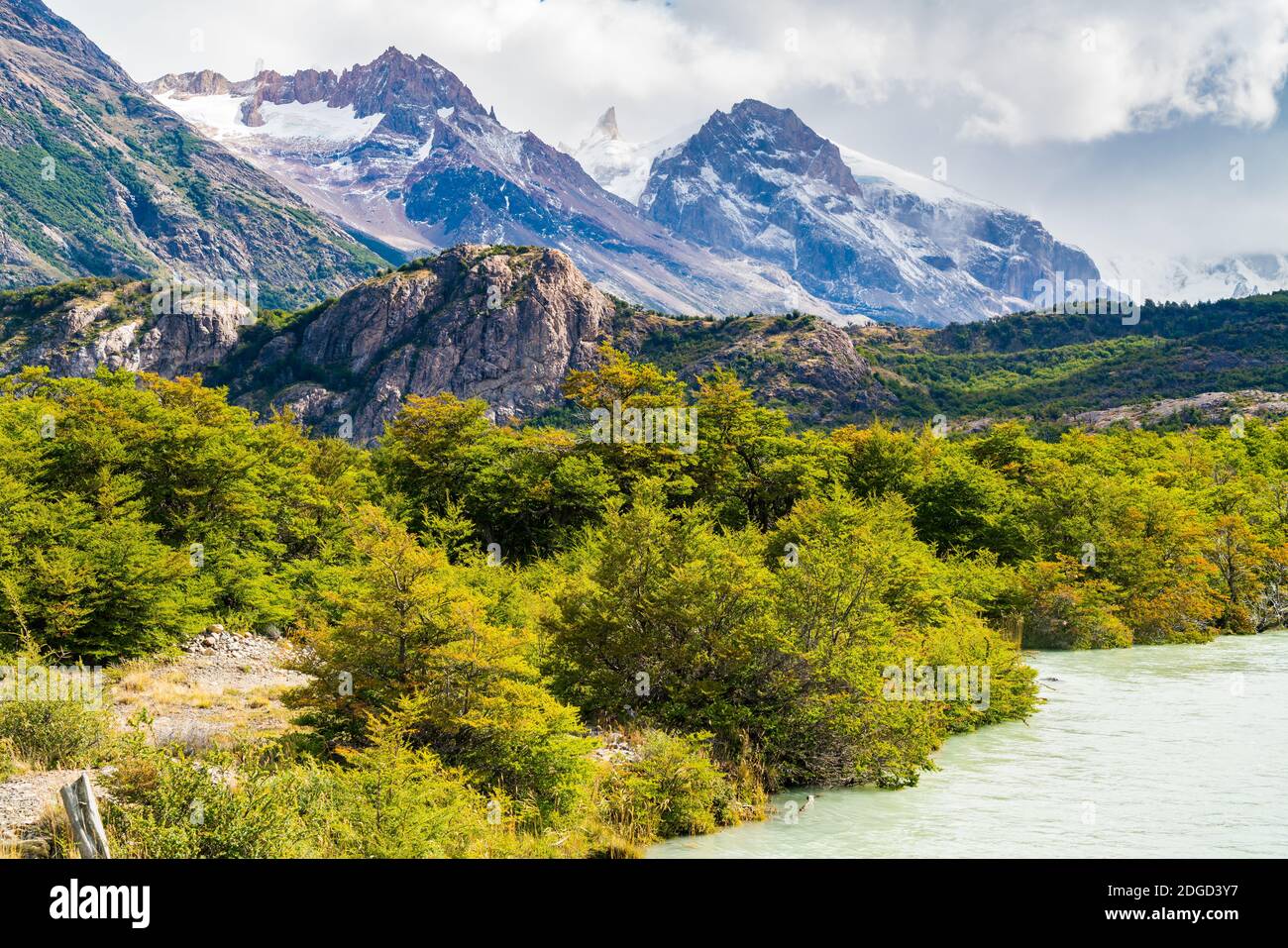 Blick auf schöne Berge mit Fluss in Los Glaciares National Parken Sie bei El Chalten Stockfoto