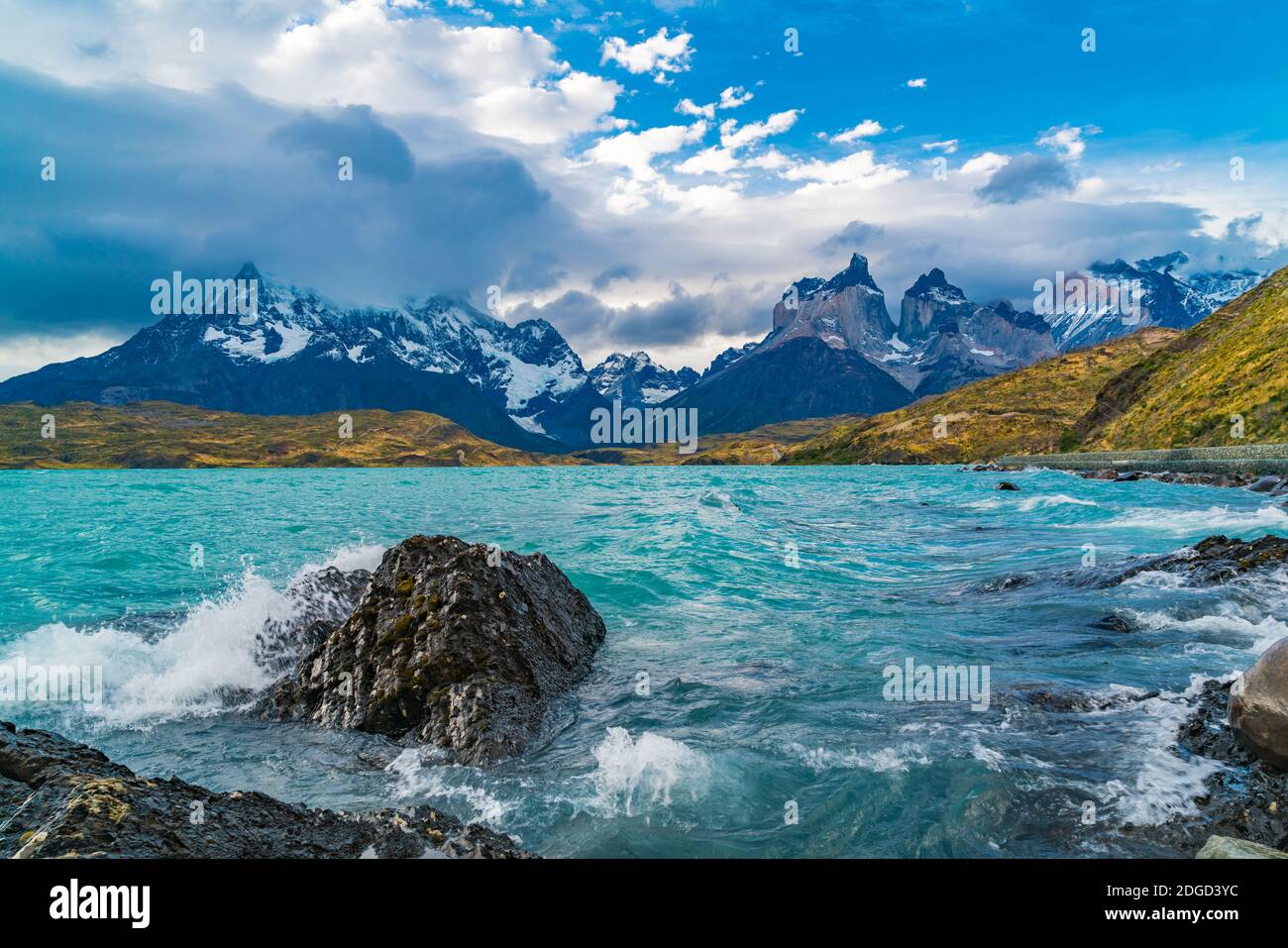 Wunderschöne Landschaft am Pehoe See und Cuernos del Paine Berge Stockfoto