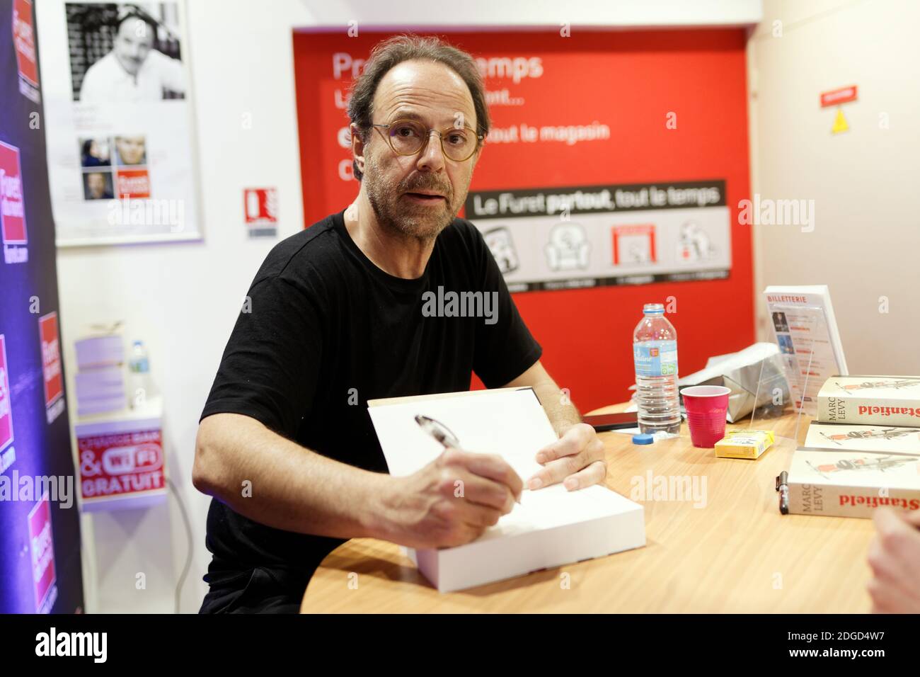 Der französische Autor Marc Levy unterschreibt am 17. Mai 2017 sein letztes Buch "La dernière des Stanfield" in Lille, Frankreich. Foto von Sylvain Lefevre/ABACAPRESS.COM Stockfoto