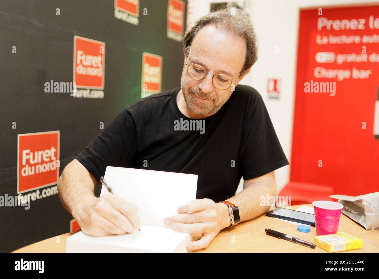 Der französische Autor Marc Levy unterschreibt am 17. Mai 2017 sein letztes Buch "La dernière des Stanfield" in Lille, Frankreich. Foto von Sylvain Lefevre/ABACAPRESS.COM Stockfoto