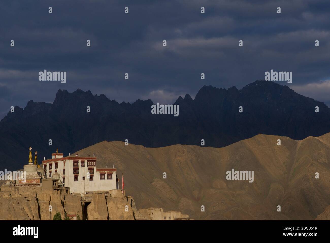 Lamayuru Kloster auf einem Hügel mit Blick auf Lamayouro Stadt, Leh District, Ladakh, Jammu und Kaschmir, Nordindien. Sonnenlicht am späten Nachmittag. Stockfoto