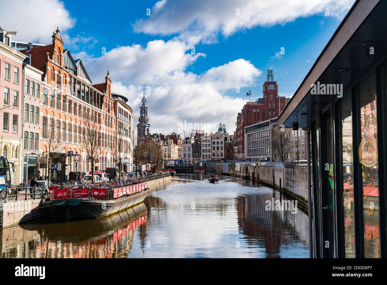 Blick auf das Stadtzentrum von Amsterdam mit Munt Tower Stockfoto
