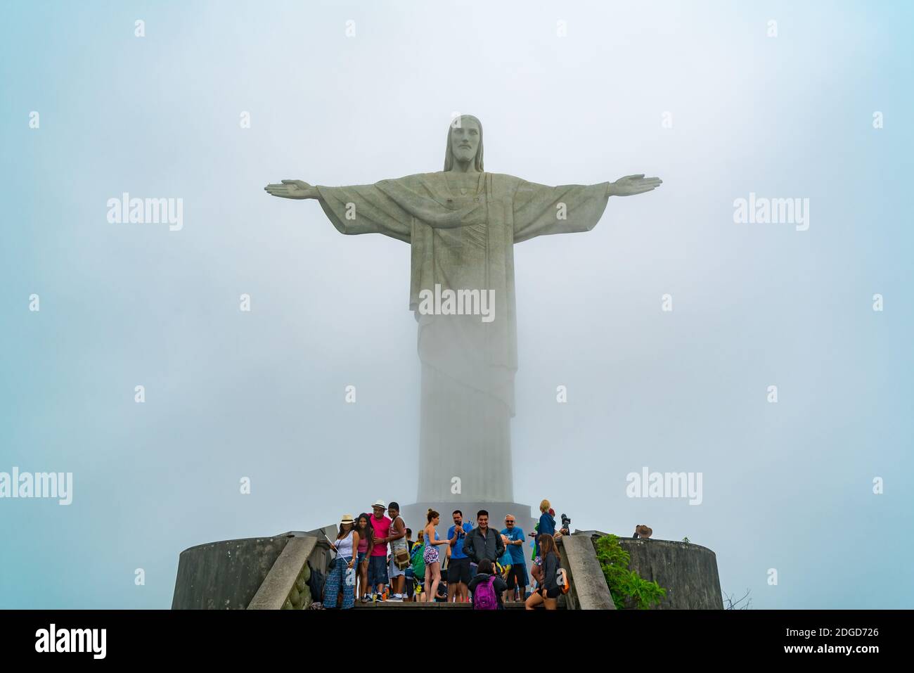 Touristen fotografieren vor dem ikonischen Christus der Statue des Erlösers Stockfoto