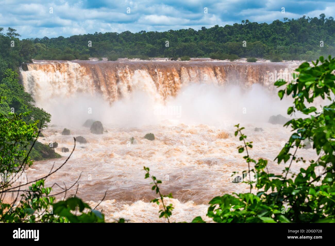 Blick auf die schlammigen Iguazu Wasserfälle an der Grenze zu Argentinien Und Brasilien Stockfoto