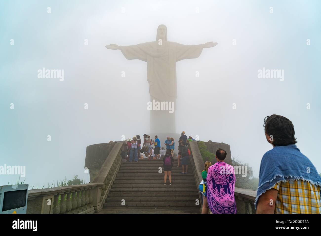 Blick auf Touristen vor dem Christus dem Erlöser Statue im Nebel Stockfoto