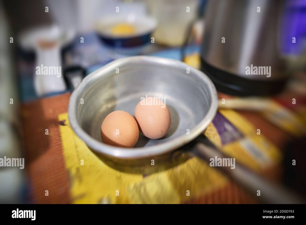 Zwei Eier liegen in der alten pogocom Aluminiumlöffel Stockfoto