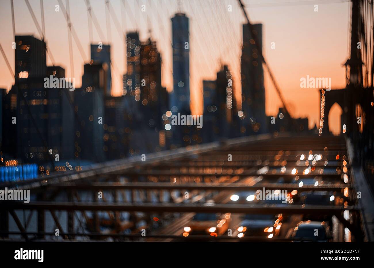 New York City Brooklyn Bridge entkochte abstrakte Nachtlichter der Stadt Hintergrund Stockfoto