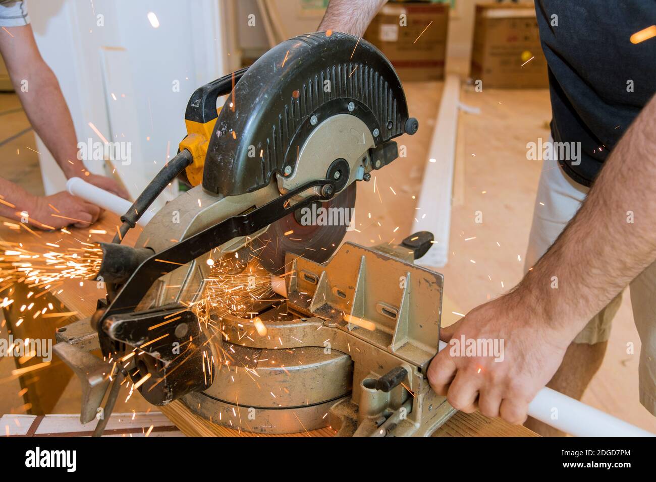Funken beim Schleifen von Eisen, Metallsägen, Arbeiter Mann Stockfoto