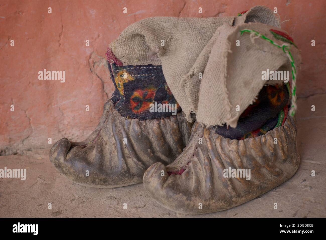 Ladakhi Stiefel im traditionellen Stil aus Tierhaut und Krawatte gefärbter Yak-Wolle. Bekannt als Pabu. Karsha Kloster, in der Nähe von Padum Zanskar Valley, Ladakh, Jammu und Kaschmir, Nordindien Stockfoto
