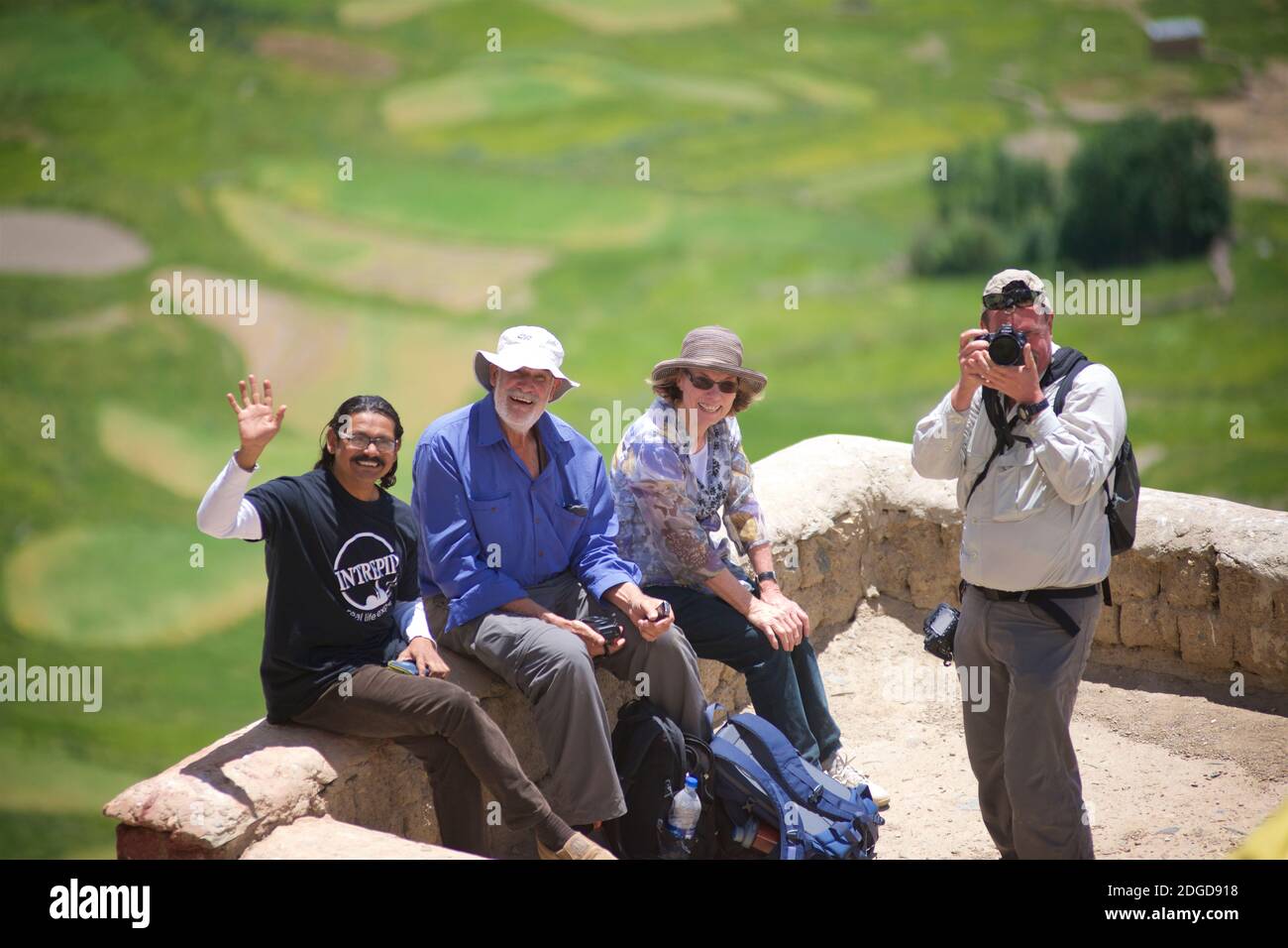 Reiseabenteuer. Westliche Reisende mit ihren Kameras und indischer Reiseführer im Karsha Kloster für die Zanskar Festival Feiern. In der Nähe von Padum, Zanskar Valley, Ladakh, Jammu und Kaschmir, Nordindien Stockfoto