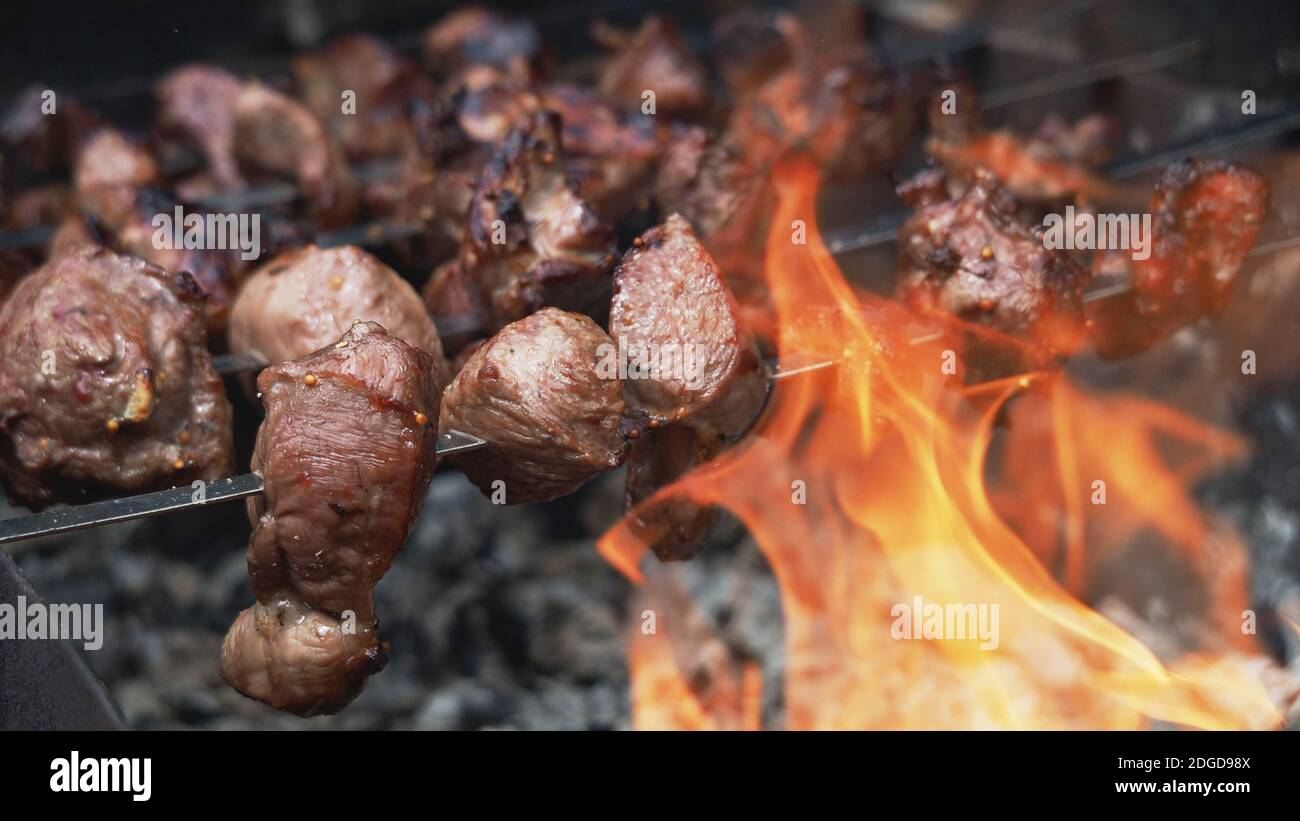 Kochen von Shish Kebab oder Schaschlik auf Spieße Stockfoto