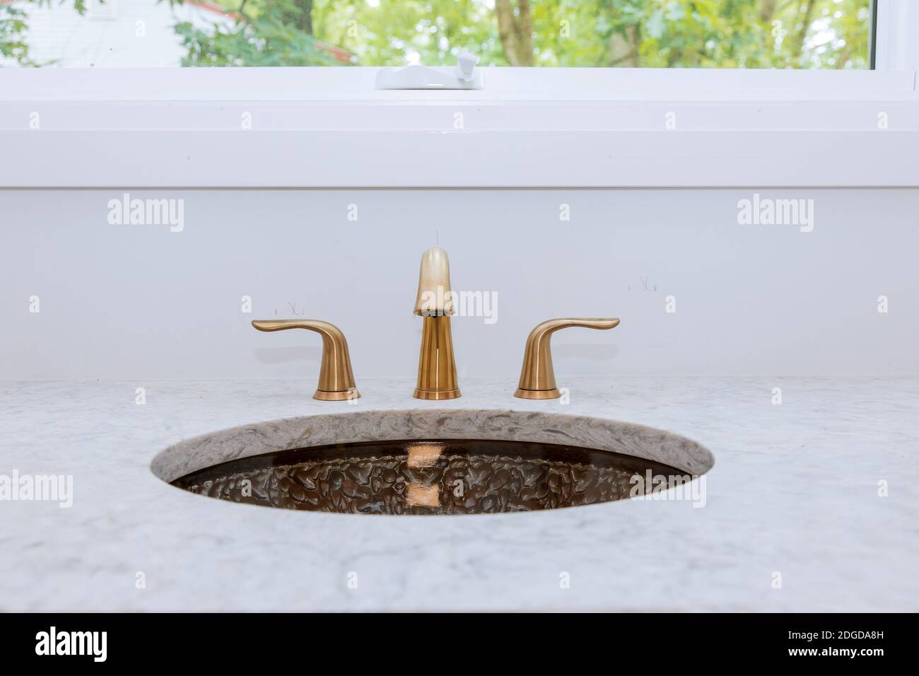 Nahaufnahme der Waschbecken im modernen Badezimmer aus weißem Stein Stockfoto