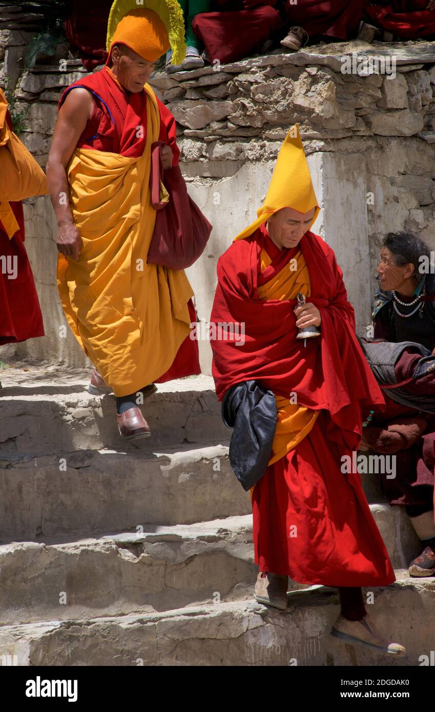 Yellow hat buddhistischen Lama in klösterlichen Kleidung und Glocke, Karsha Kloster, in der Nähe von Padum Zanskar Valley, Ladakh, Jammu und Kaschmir, Nordindien Stockfoto