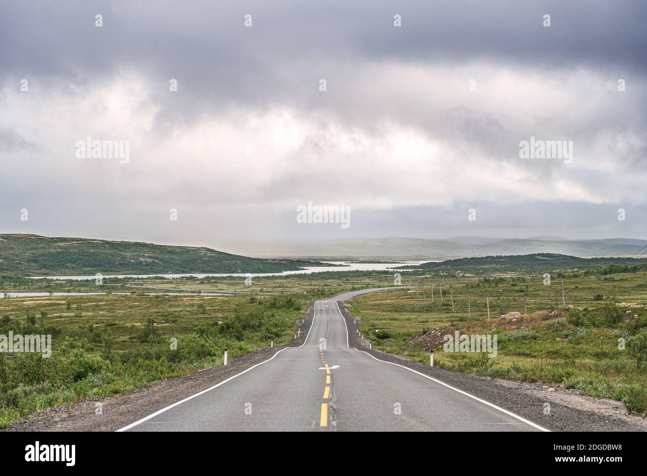 Blick auf die verlassenen Straße in schweren Natur der nördlichen Russland, Halbinsel Kola im Sommer Stockfoto