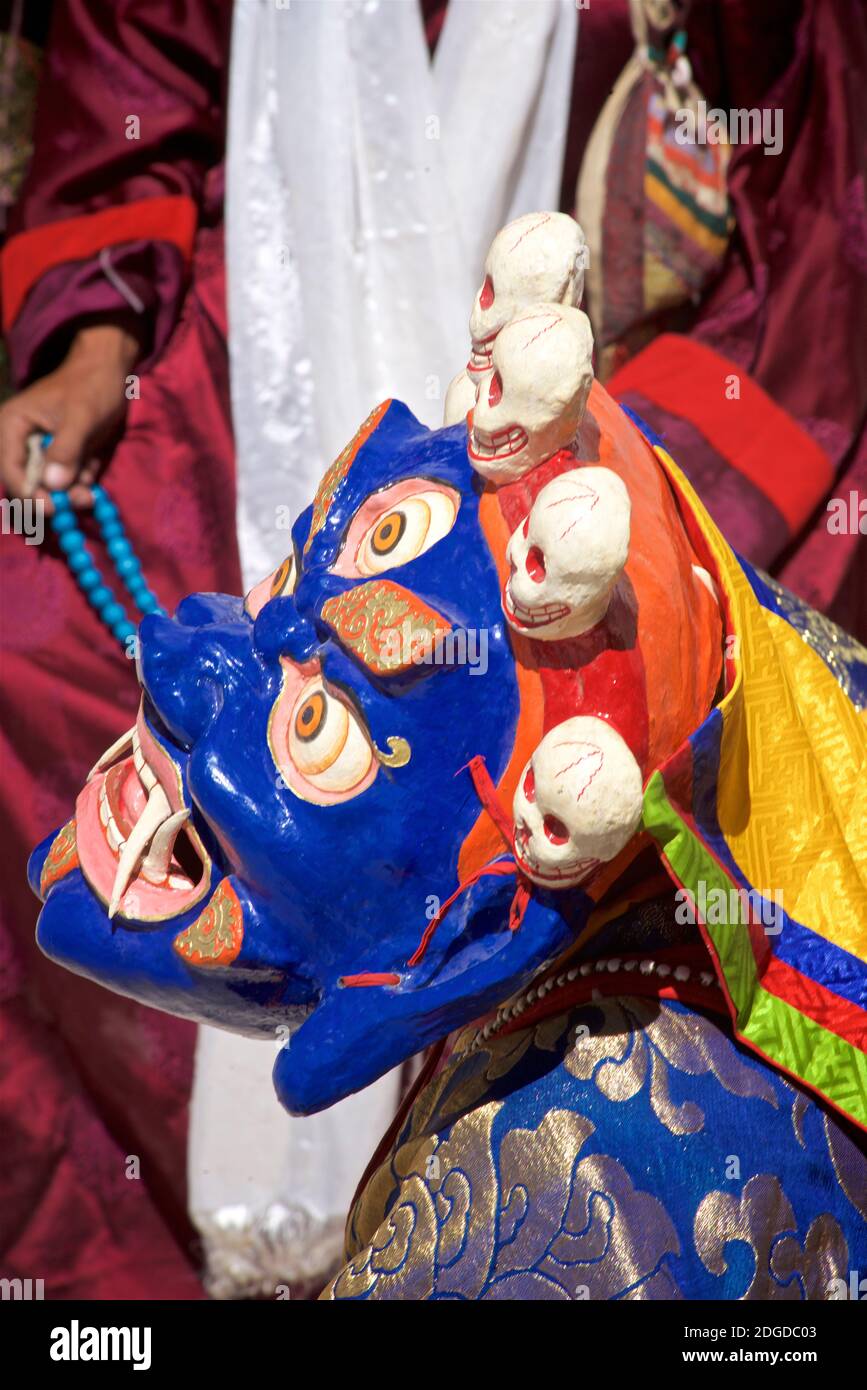 Maskierte cham-Tänzerin in einer Mahakala-Maske beim Zanskar / Karsha Gustor-Festival, gefeiert im Karsha-Kloster, in der Nähe von Padum Zanskar Valley, L Stockfoto