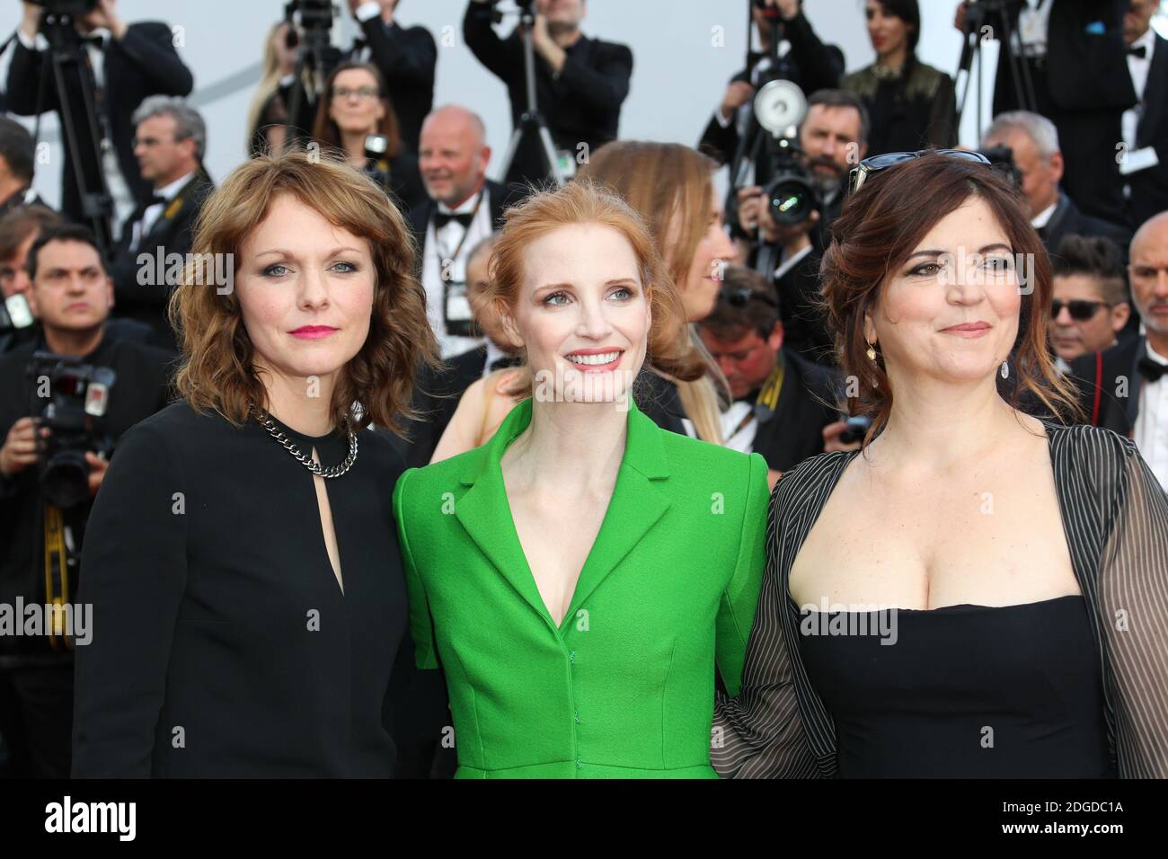 Mitglied der Spielfilmjury Agnes Jaoui, Schauspielerin und Mitglied der Spielfilmjury Jessica Chastain und Mitglied der Spielfilmjury Maren Ade bei der Vorführung "The Meyerowitz Stories" während der 70. Jährlichen Filmfestspiele von Cannes im Palais des Festivals am 21. Mai 2017 in Cannes, Frankreich. Foto von David Boyer/ABACAPRESS.COM Stockfoto