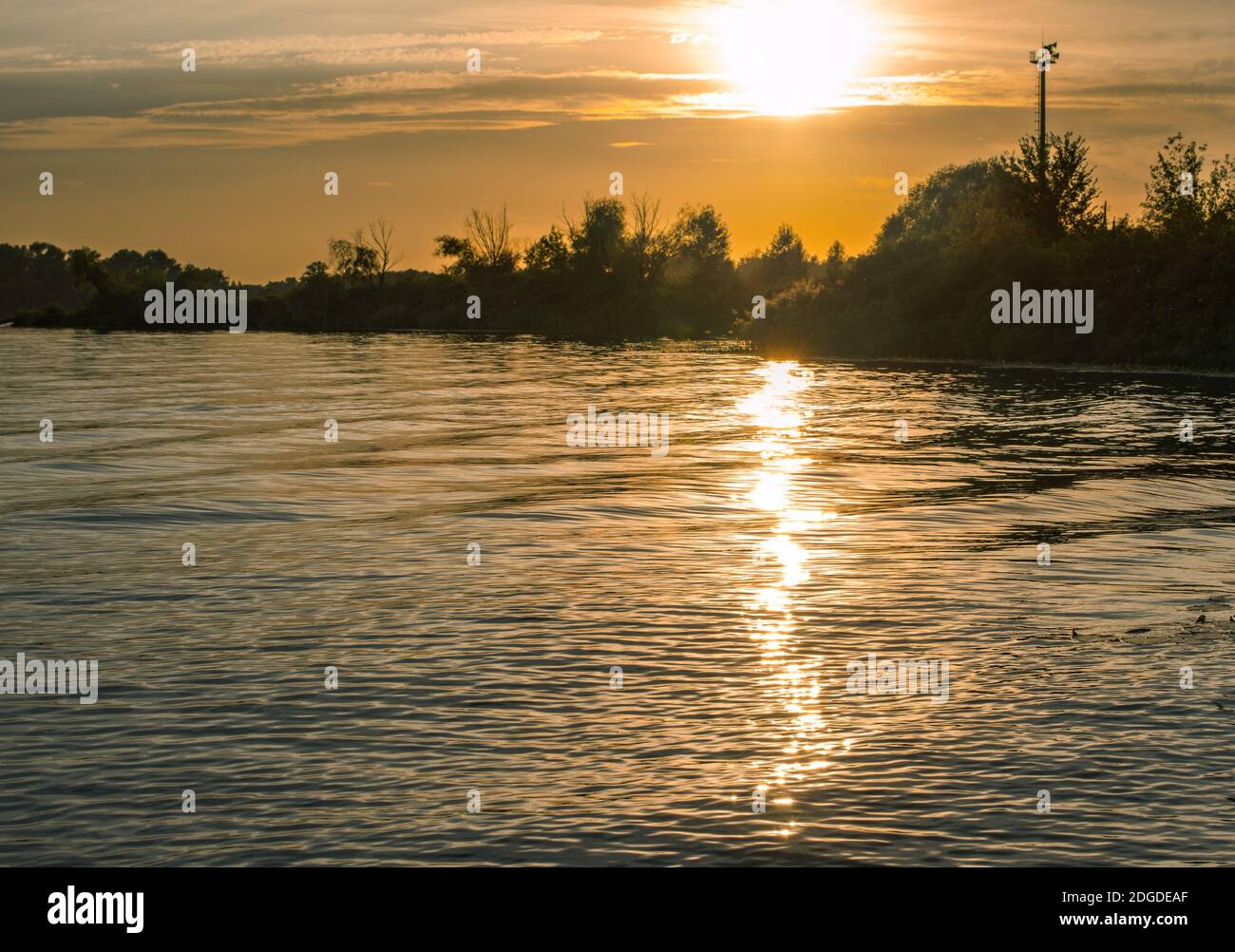 Sonnenuntergang Sonne Reflexion im Wasser, schöne Herbst Abendlandschaft Stockfoto