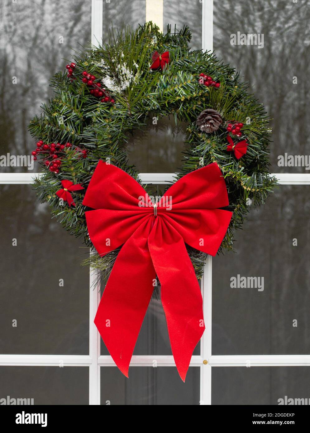Traditioneller Weihnachtskranz vor der Tür des Hauses Stockfoto