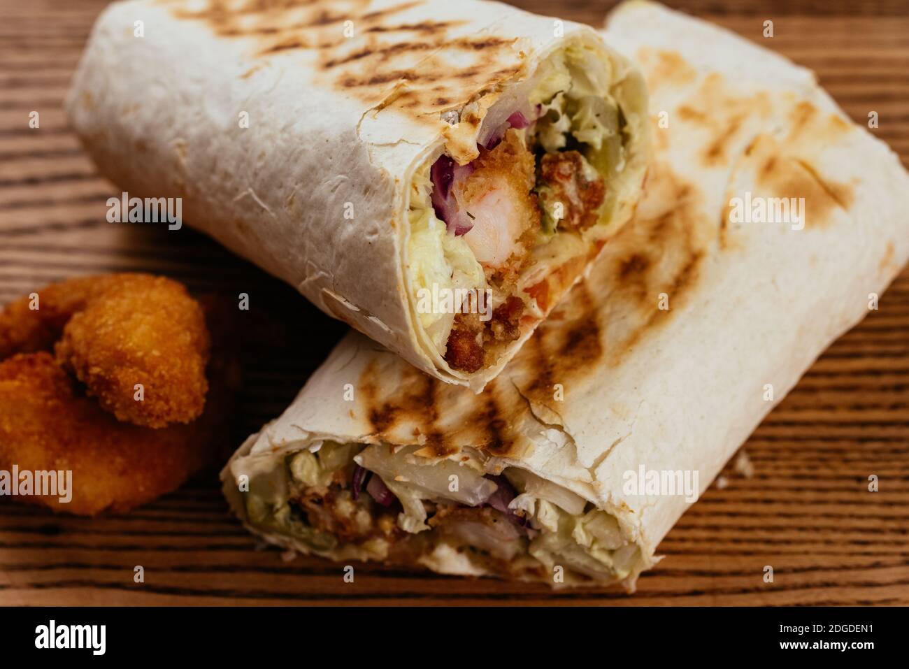 Türkische Shawarma auf einem Holzbrett und hellen Hintergrund Stockfoto