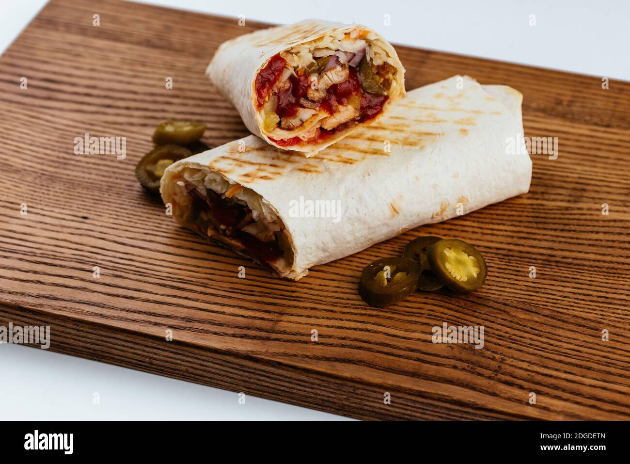 Türkische Shawarma auf einem Holzbrett und hellen Hintergrund Stockfoto