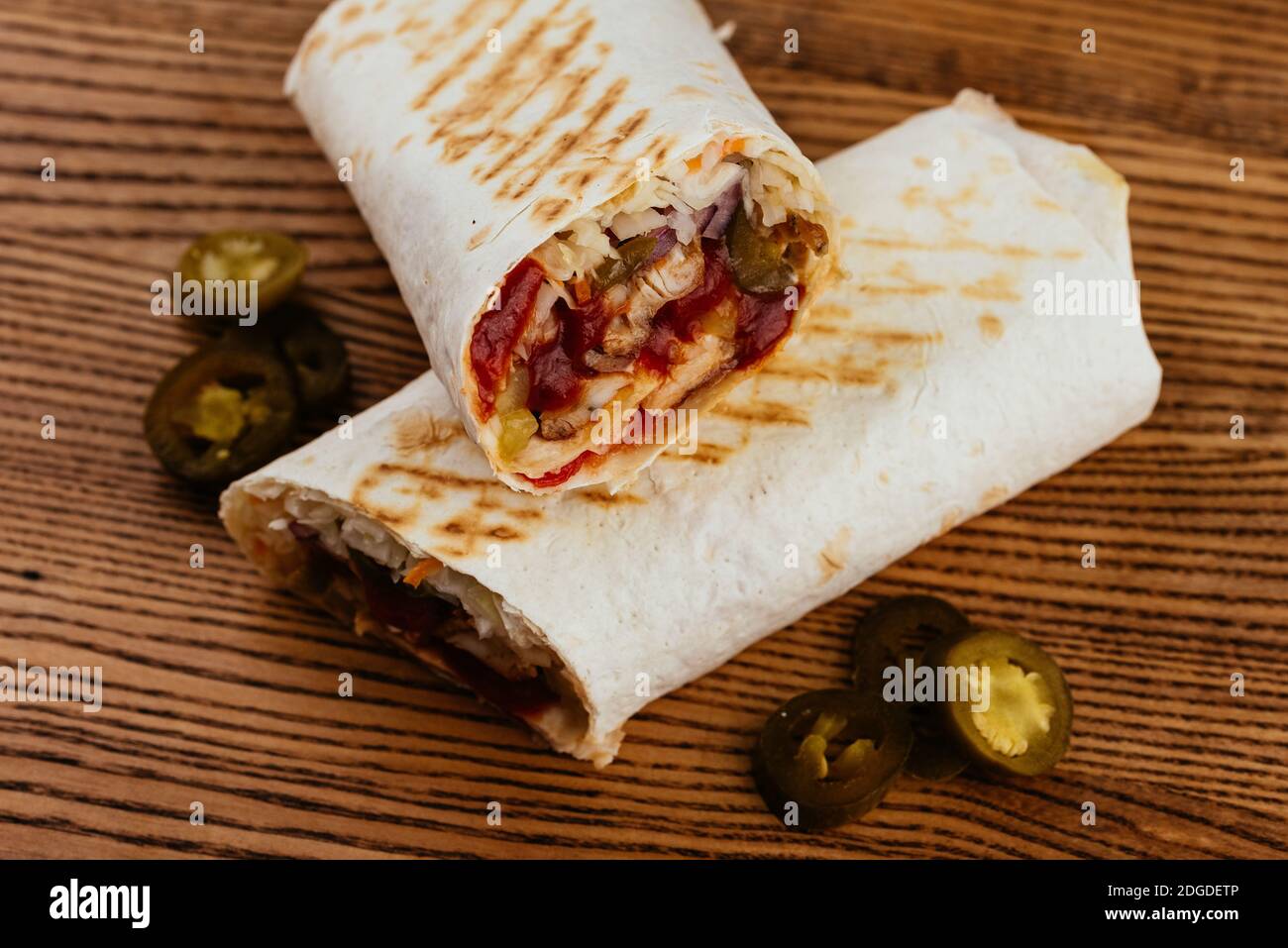 Türkische Shawarma auf einem Holzbrett und hellen Hintergrund Stockfoto