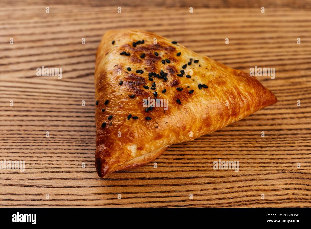 Georgische nationale Fleisch Kuchen auf einem Holzbrett Stockfoto