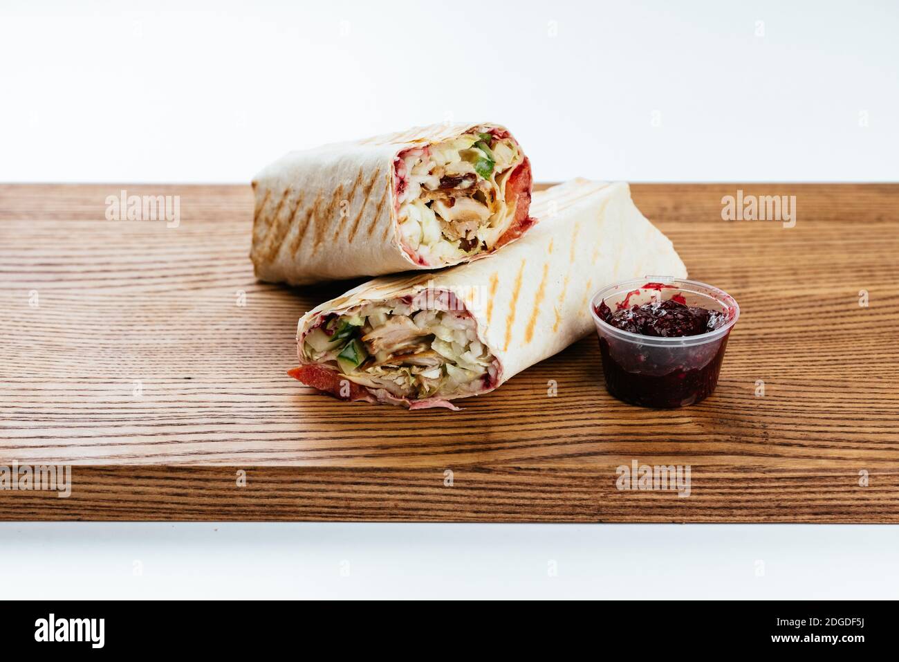 Türkische Shawarma auf einem Holzbrett und hellen Hintergrund Stockfoto