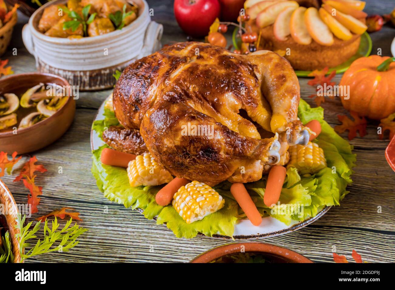 Thanksgiving Dinner mit truthahn, Apfelkuchen, Kürbis. Stockfoto