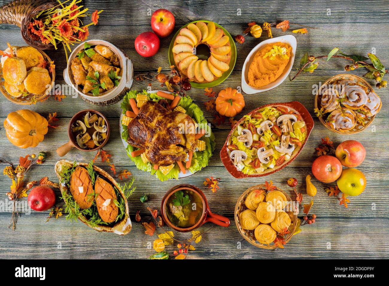 Thanksgiving Feiertagstisch mit truthahn und viel Essen serviert. Stockfoto