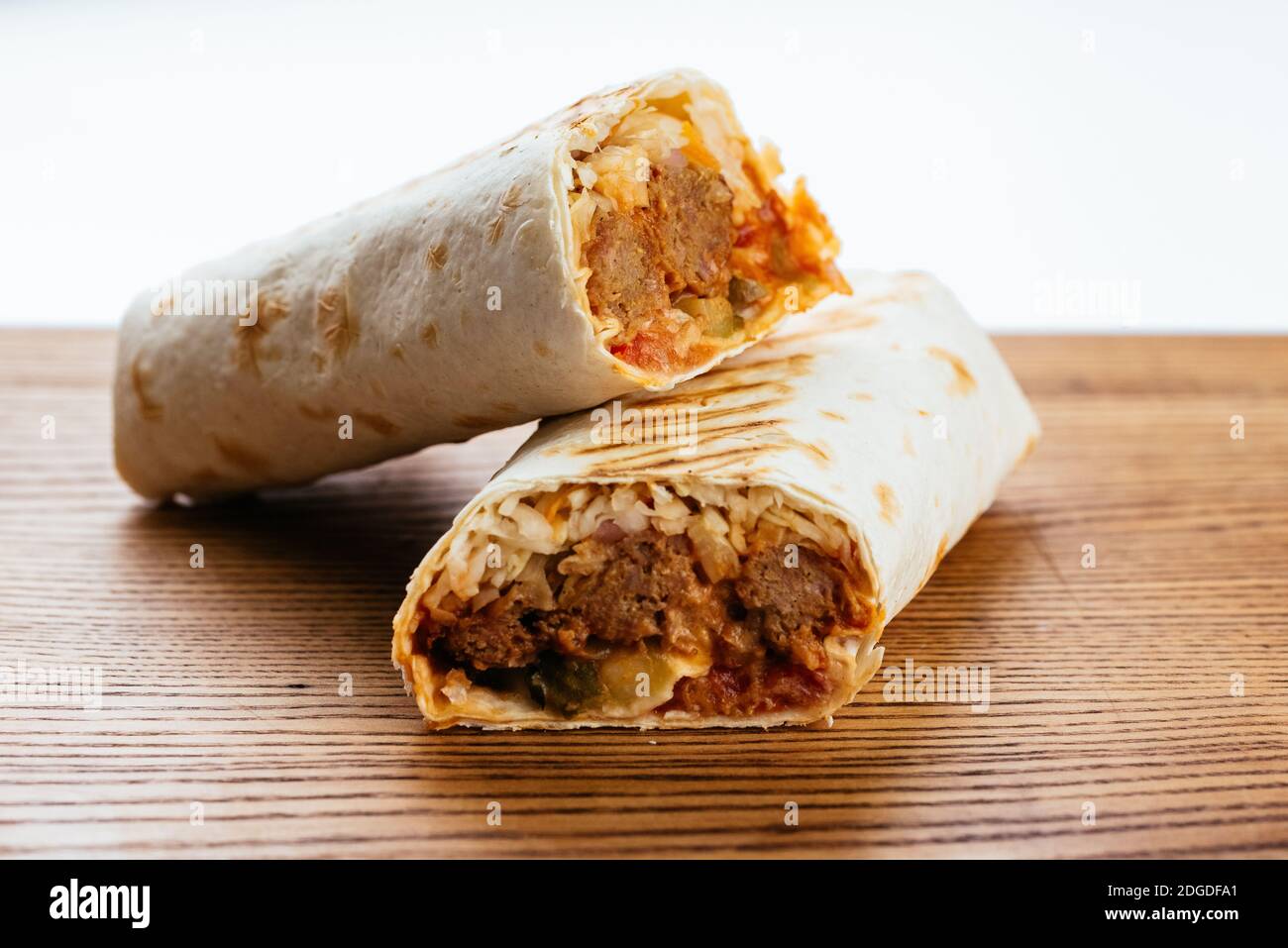 Türkische Shawarma auf einem Holzbrett und hellen Hintergrund Stockfoto