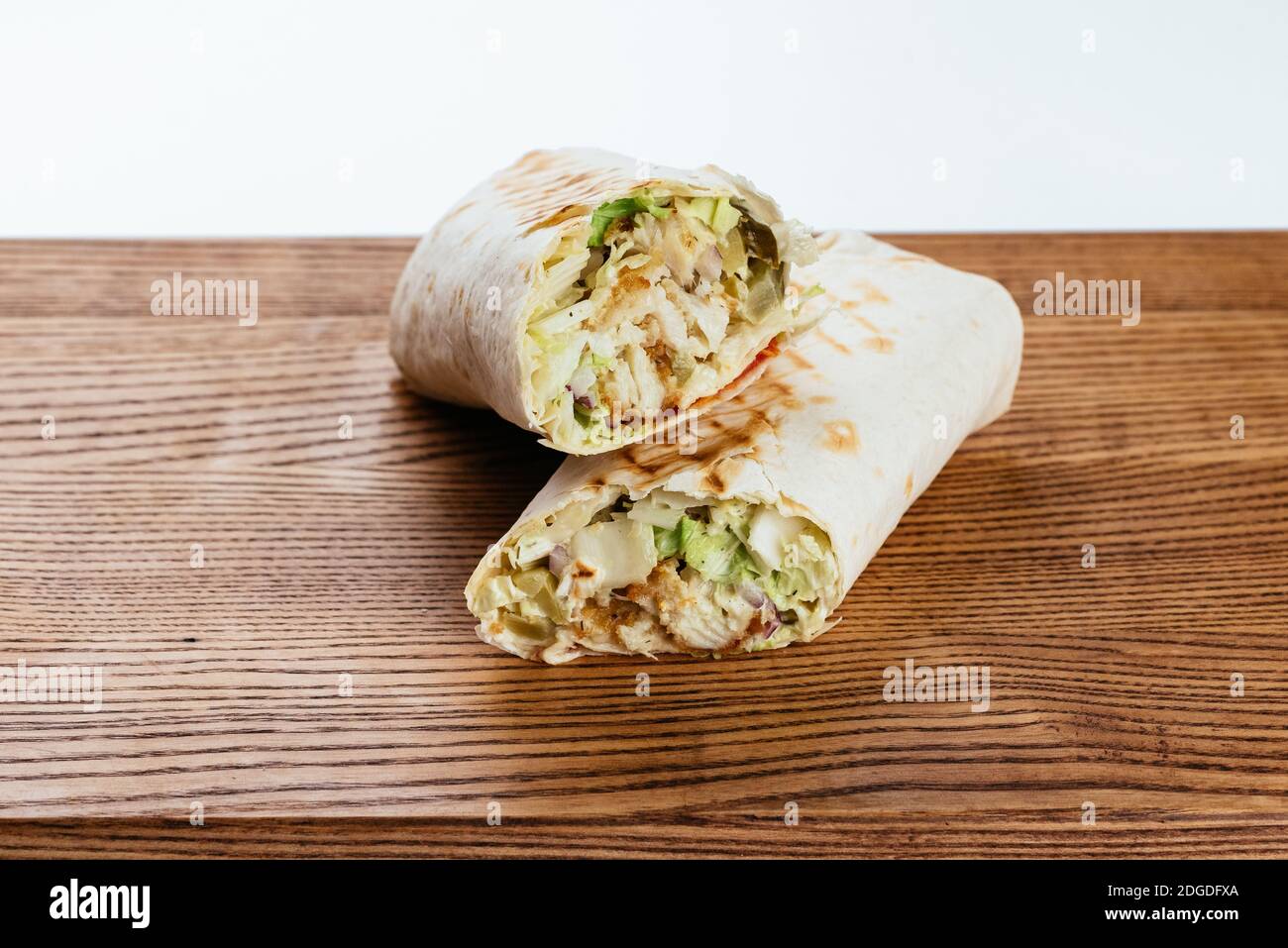 Türkische Shawarma auf einem Holzbrett und hellen Hintergrund Stockfoto