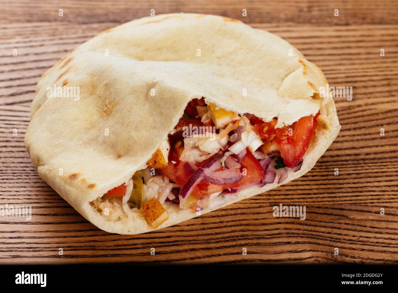 Türkische Shawarma auf einem Holzbrett und hellen Hintergrund Stockfoto