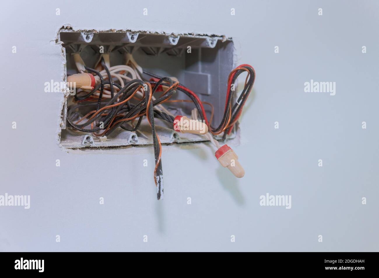 Unfertige Steckdose mit elektrischen Drähten und Stecker Installiert in  Gipskarton-Trockenbau für Gipswände Stockfotografie - Alamy