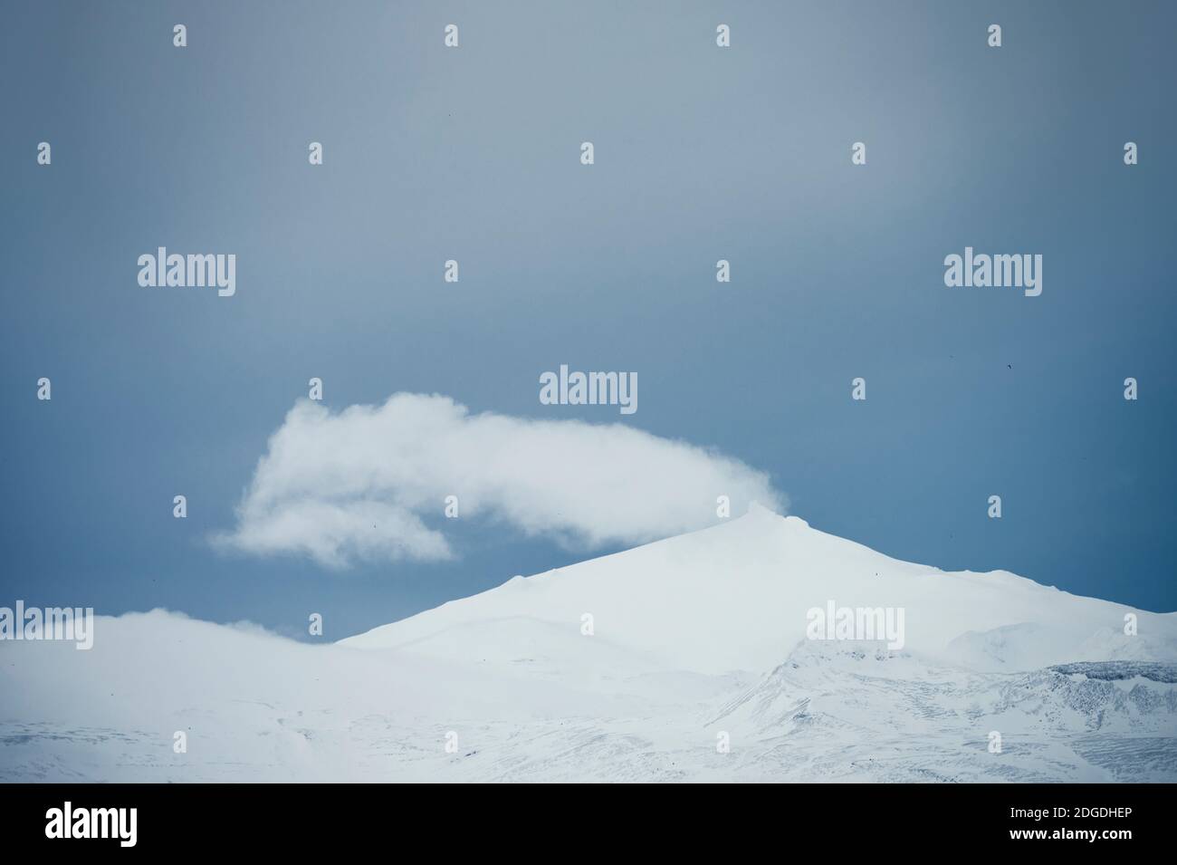 Isländische Landschaft von schneebedeckten Wüste vulkanischen bergigen Gelände und Blauer Himmel Stockfoto
