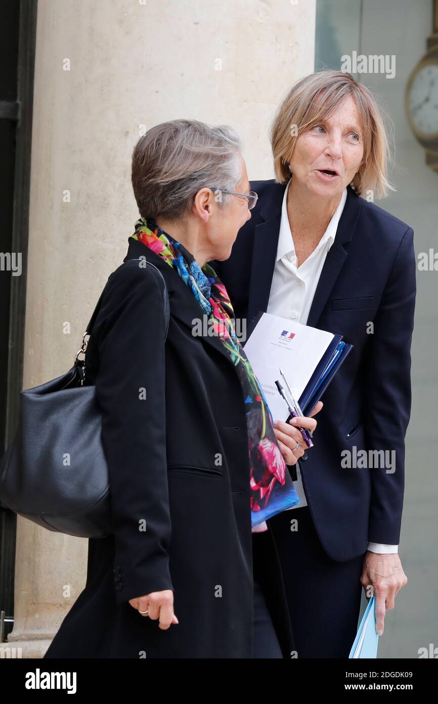 Elisabeth Borne, Ministerin für Ökologische Transition, und Marielle de Sarnez, Ministerin für europäische Angelegenheiten, verlassen den Elysee-Palast nach der wöchentlichen Kabinettssitzung am 24. Juni 2017 in Paris, Frankreich. Foto von Henri Szwarc/ABACAPRESS.COM Stockfoto