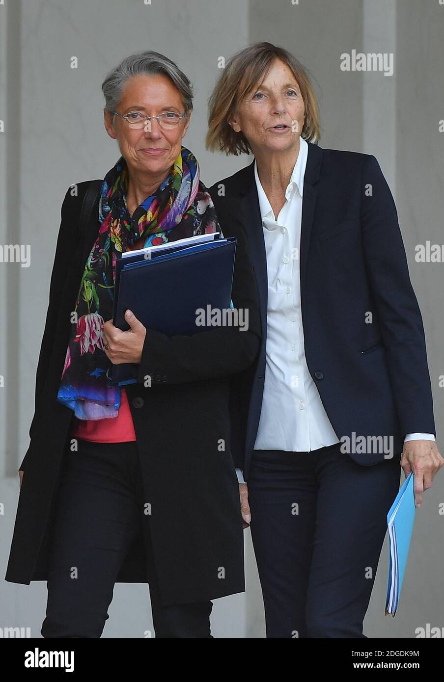 Elisabeth Borne, Ministerin für Ökologische Transition, und Marielle de Sarnez, Ministerin für europäische Angelegenheiten, verlassen den Elysee-Palast nach der wöchentlichen Kabinettssitzung am 24. Juni 2017 in Paris, Frankreich. Foto von Christian Liewig/ABACAPRESS.COM Stockfoto