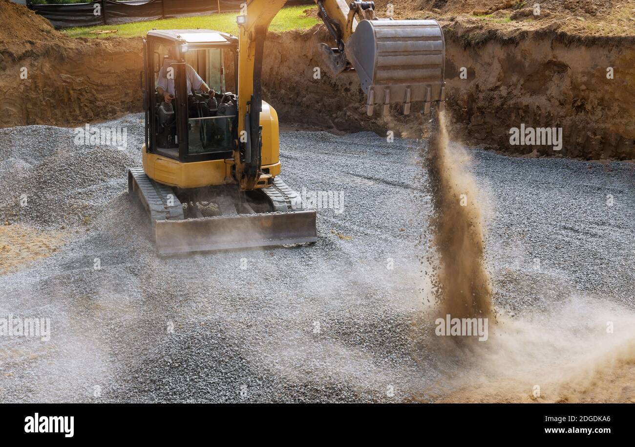 Bagger Eimer bewegen Kiessteine für den Fundamentbau Stockfoto