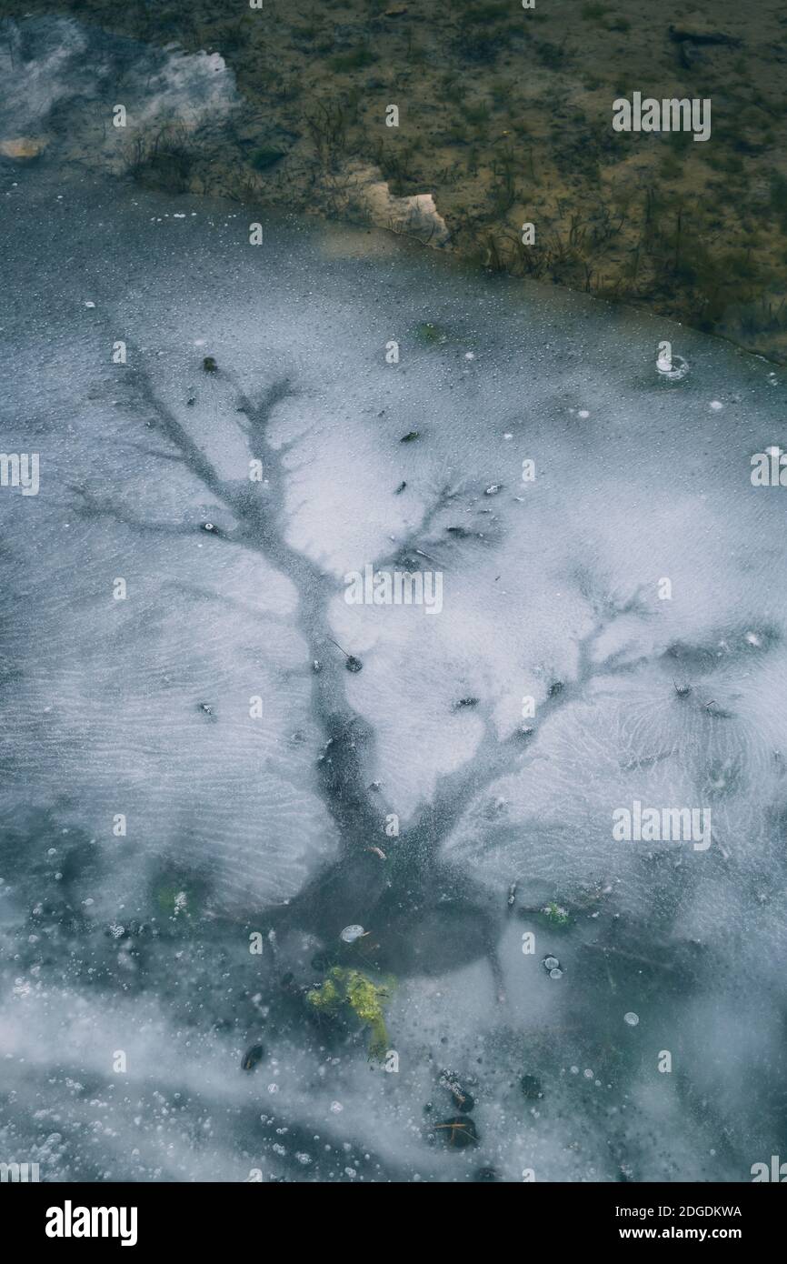 Nahaufnahme der Eisbildung in einem gefrorenen See in den Pyrenäen, Panticosa, Huesca, Spanien Stockfoto