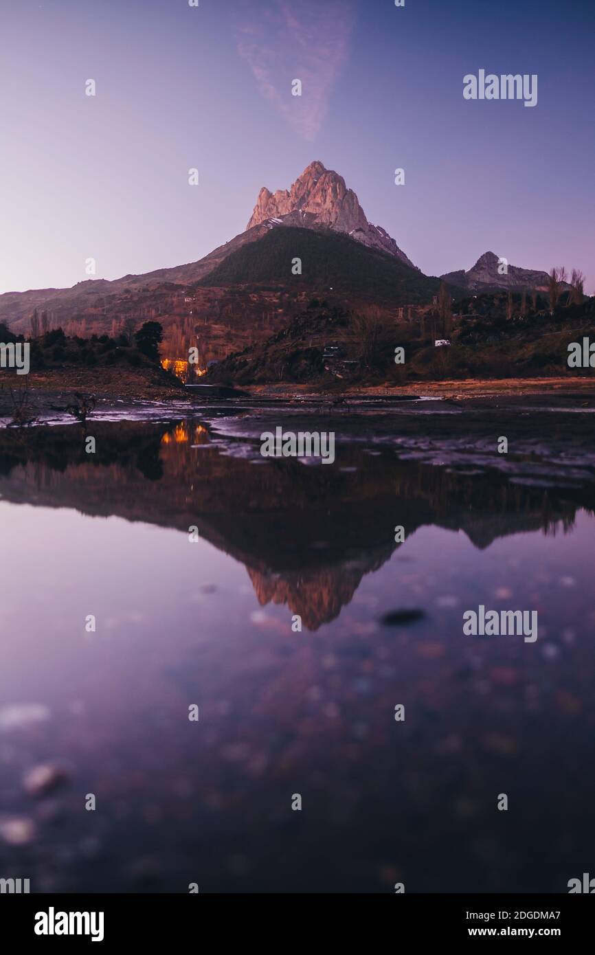Landschaftlich schöner Berg, der sich in der Dämmerung in den Pyrenäen, Sallent de Gallego, Huesca, Spanien, auf einem See spiegelt Stockfoto