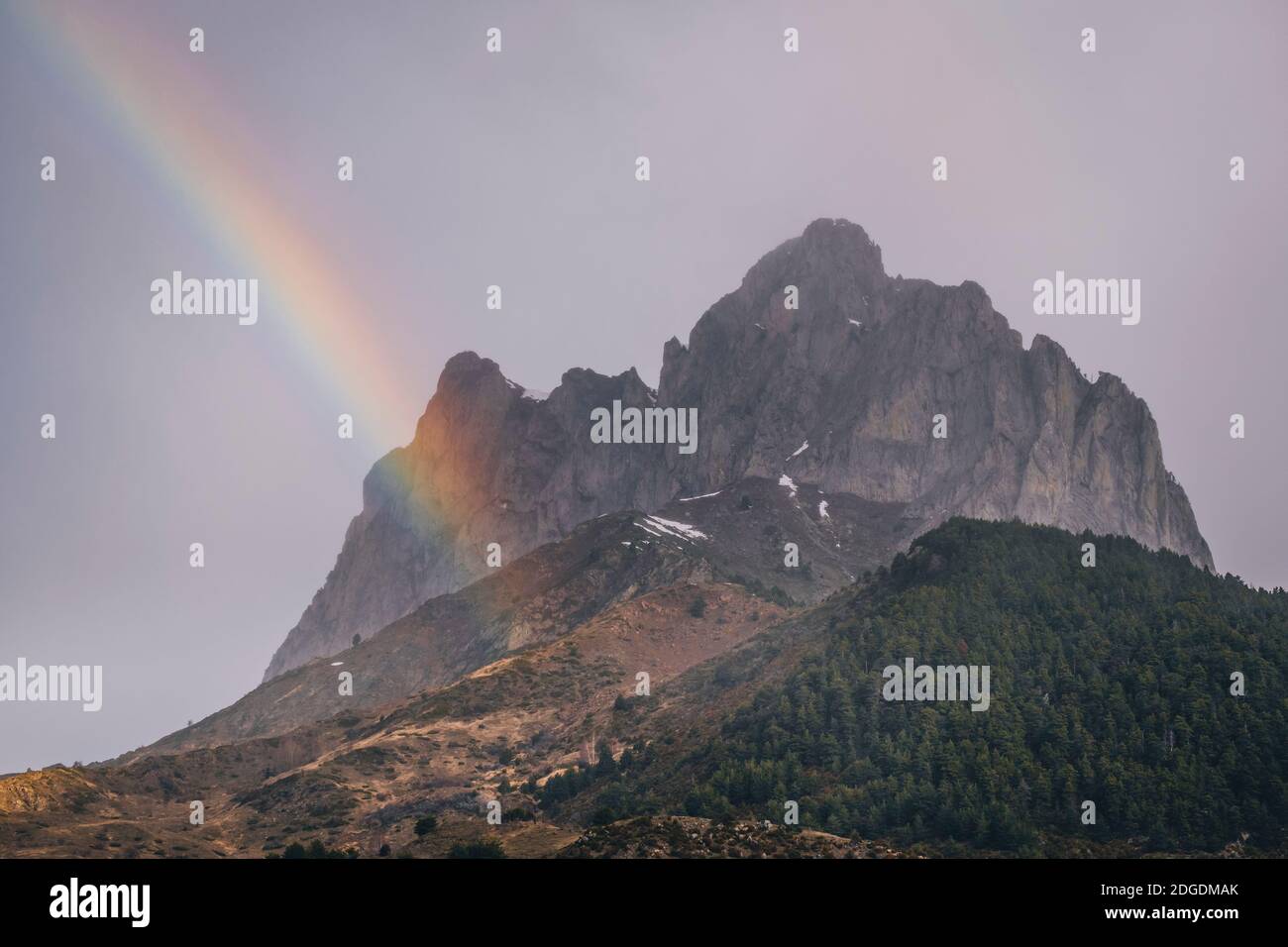 Regenbogen gegen Berggipfel während regnerischer Tage, Pyrenäen, Huesca, Spanien Stockfoto
