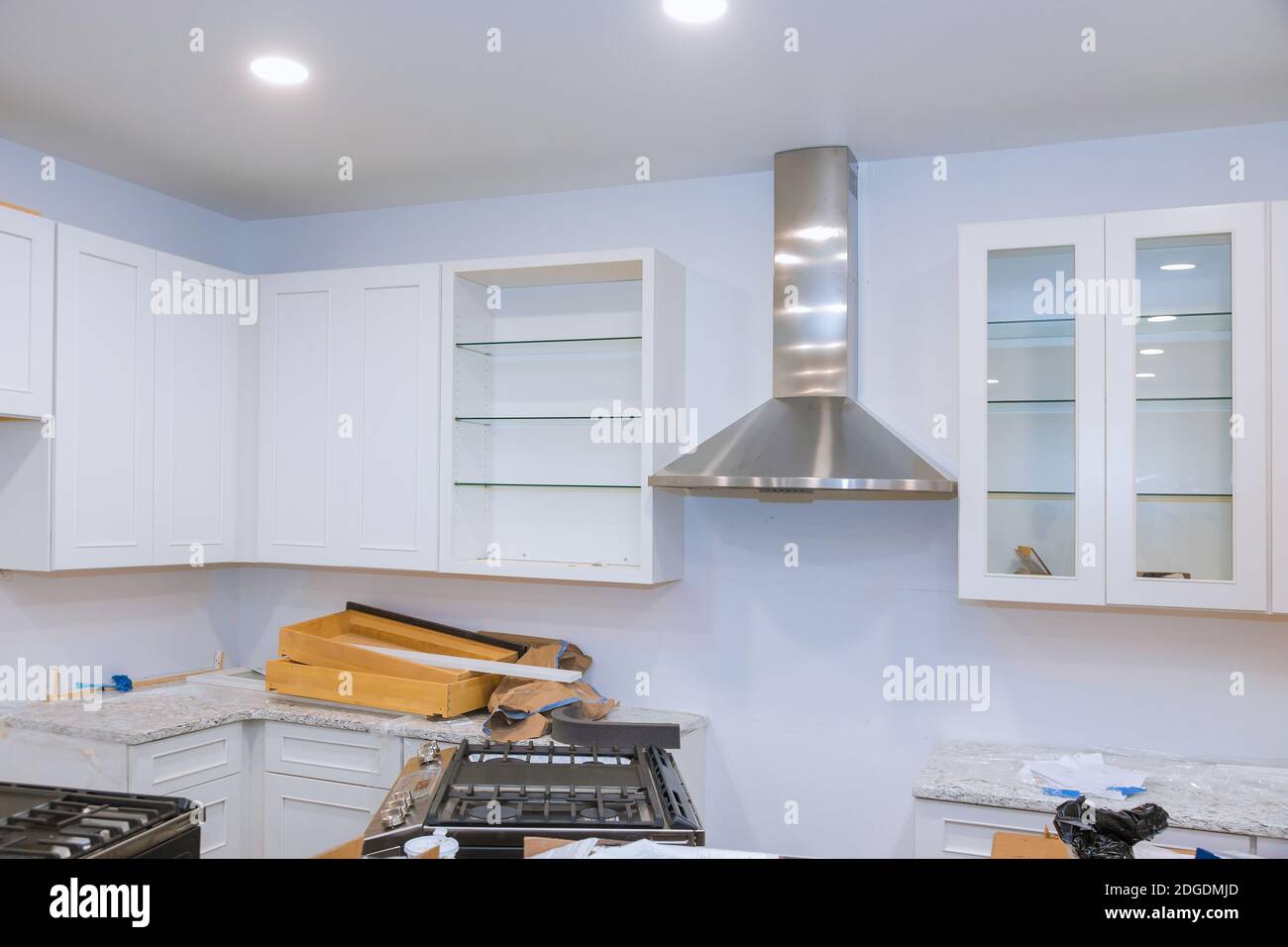 Erstellung benutzerdefinierter Neue in der modernen Küche zu installieren. Stockfoto