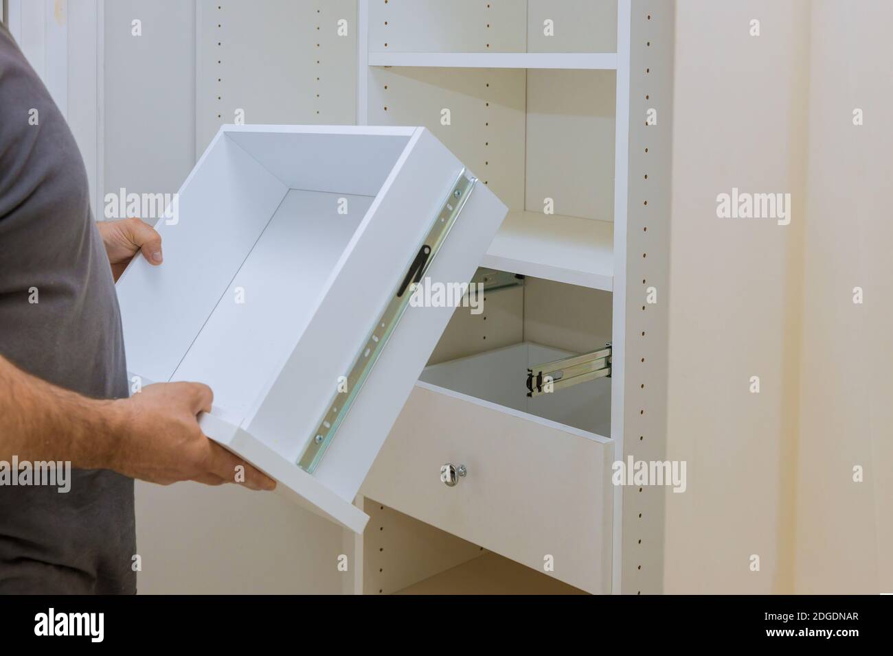 Installation von Arbeiter setzt die Schublade in Schrank Schrank Stockfoto