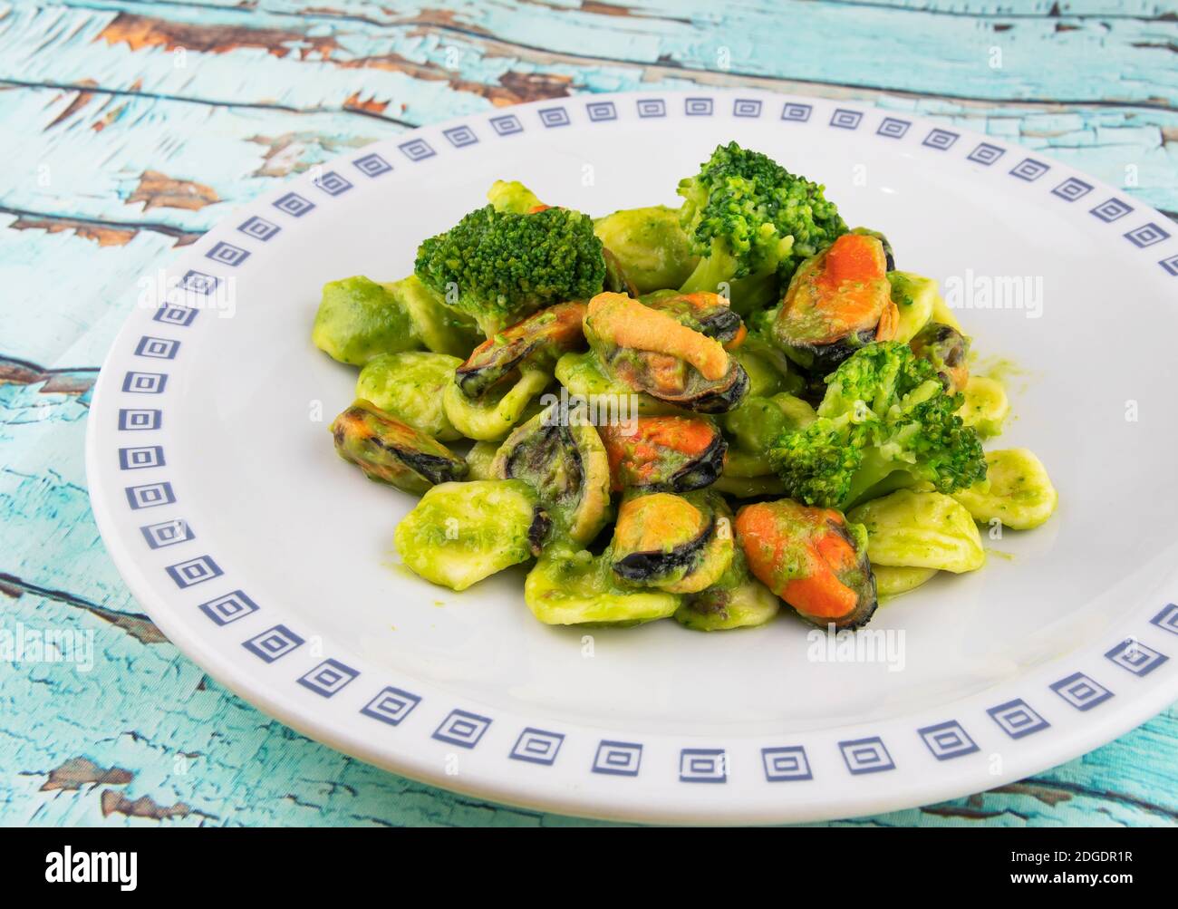Orecchiette mit Brokkoli-Sahne und Muscheln Stockfoto